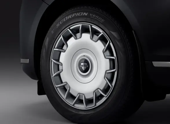 Автомобили Aurus переобуют в российские шины